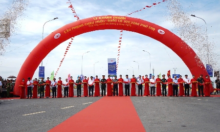 Các đại biểu thực hiện nghi thức khánh thành và thông xe cầu Phong Châu mới.