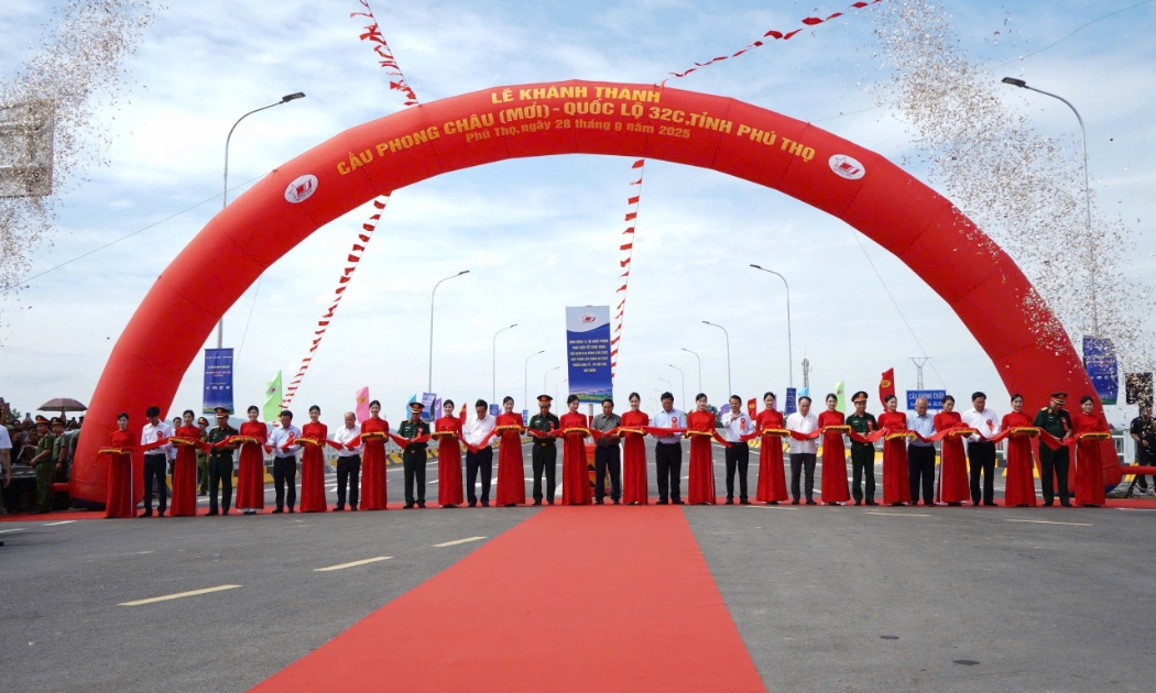 Các đại biểu thực hiện nghi thức khánh thành và thông xe cầu Phong Châu mới.