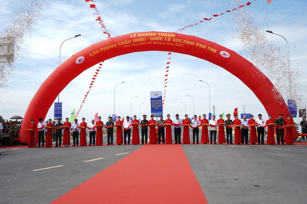 Các đại biểu thực hiện nghi thức khánh thành và thông xe cầu Phong Châu mới.