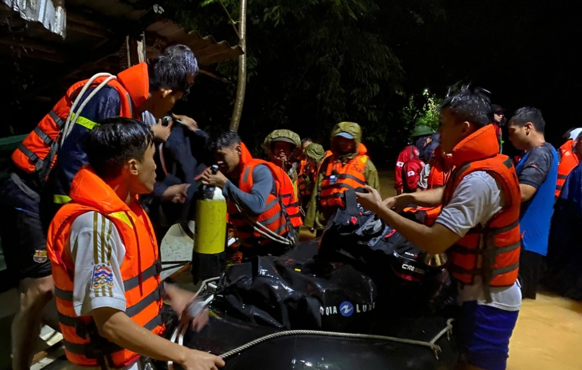 Lực lượng chức năng thành phố Huế khẩn trương tìm kiếm tung tích của một phụ nữ bị nước cuốn mất tích trong đêm 27/8
