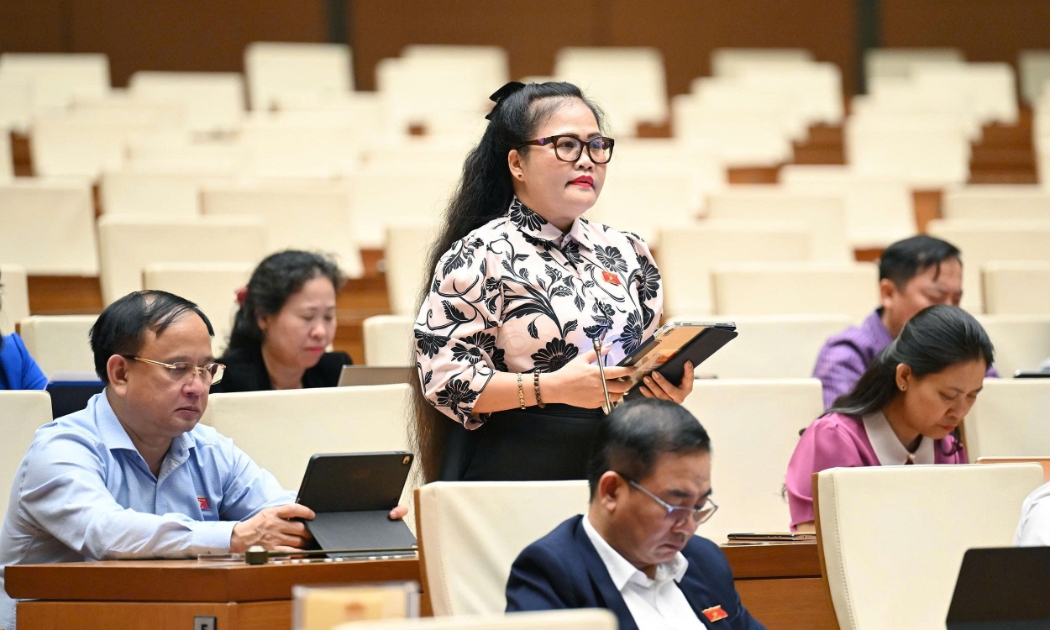 Phó Trưởng đoàn Đại biểu Quốc hội chuyên trách TP. Huế Nguyễn Thị Sửu phát biểu tại phiên thảo luận. Ảnh: Quốc hội.