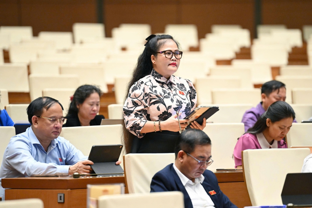 Phó Trưởng đoàn Đại biểu Quốc hội chuyên trách TP. Huế Nguyễn Thị Sửu phát biểu tại phiên thảo luận. Ảnh: Quốc hội.