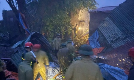 Xuyên đêm cứu hộ nhiều người dân mắc kẹt trong bão số 10
