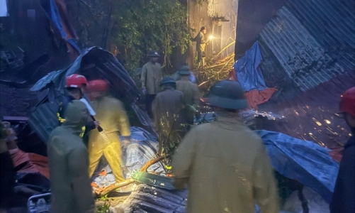 Xuyên đêm cứu hộ nhiều người dân mắc kẹt trong bão số 10