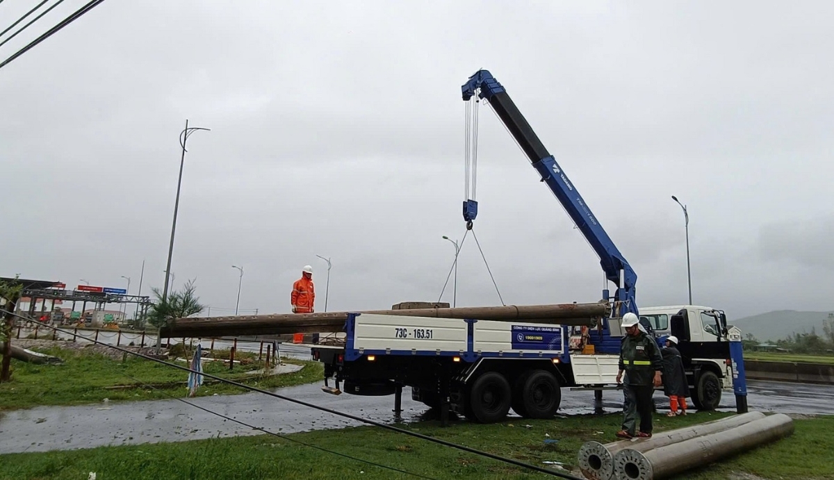 Các đơn vị điện lực đang khẩn trương khôi phục sự cố lưới điện do ảnh hưởng bão số 10.