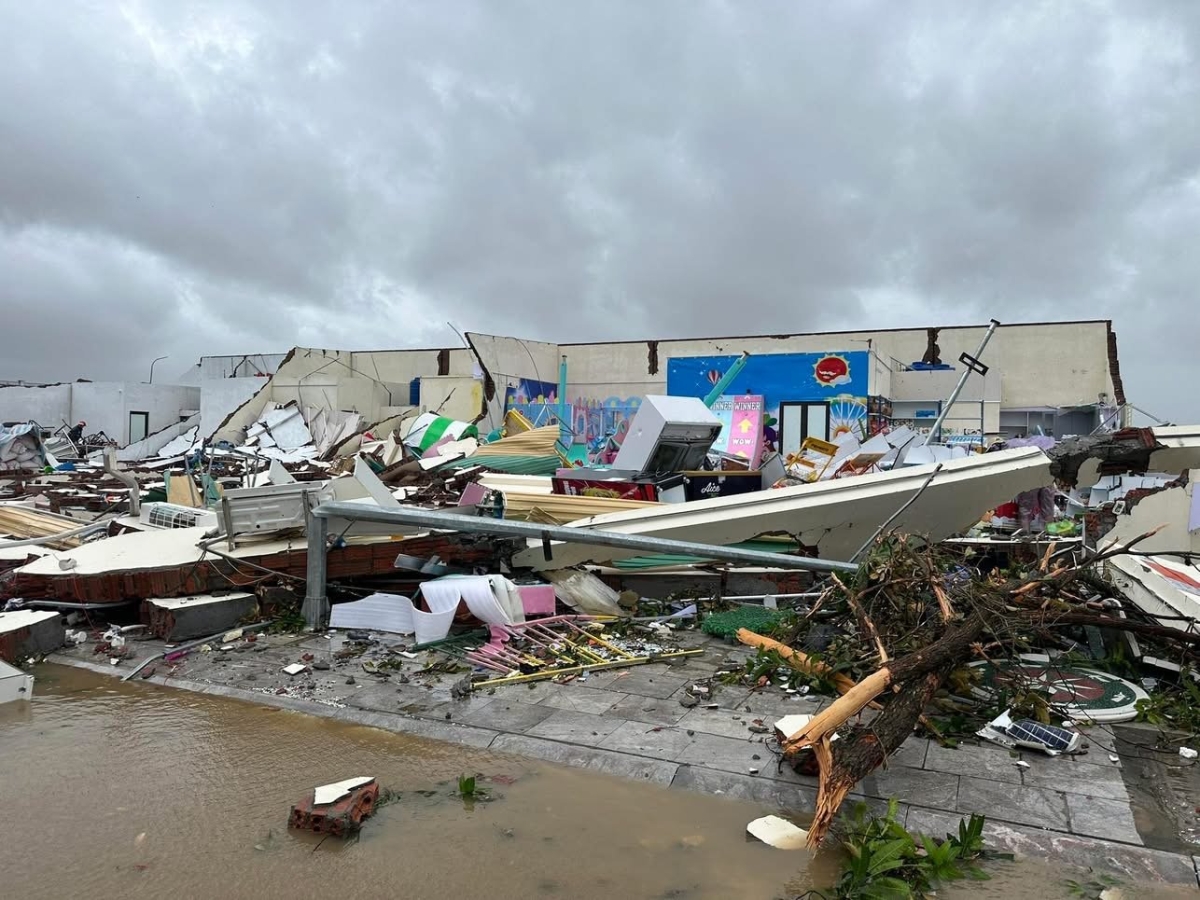 Công xưởng, nhà máy cũng bị hư hỏng nặng do bão