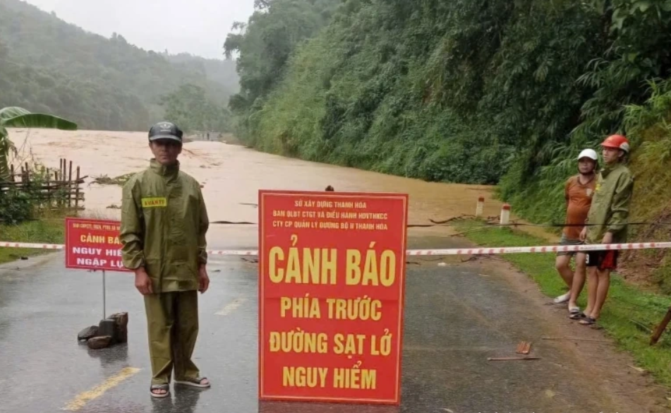 Các đơn vị tổ chức cắm biển cảnh báo, cắt cử lực lượng canh gác không cho người và phương tiện lưu thông khi chưa bảo đảm an toàn.