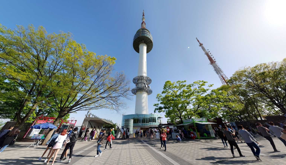 Du khách đổ xô đến tháp Namsan tại Seoul.