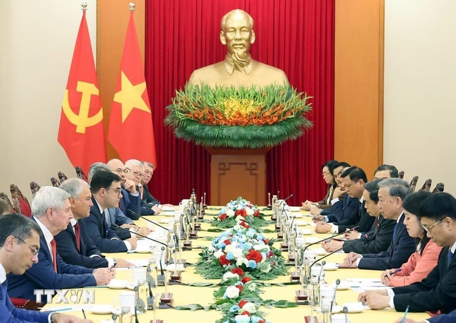 Toàn cảnh cuộc gặp giữa Tổng Bí thư Tô Lâm và Chủ tịch Duma Quốc gia Quốc hội Nga Vyacheslav Volodin. Ảnh: TTXVN.