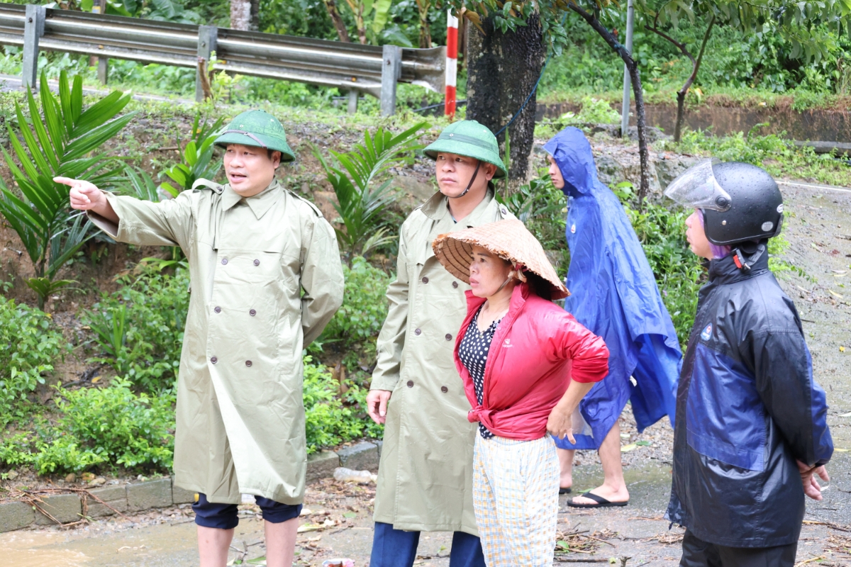 Lãnh đạo UBND xã Trung Hạ&nbsp; đã nhanh chóng chỉ đạo các lực lượng tại địa phương bám sát, tuyên truyền&nbsp;bà con nhân dân hạn chế đi ra đường, không ra vớt củi đánh cá trên các sông suối.