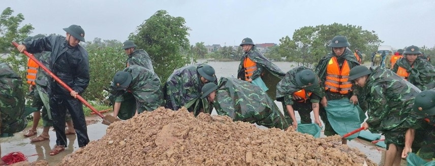 Ông Nghiêm Phú Lâm, Chủ tịch Ủy ban nhân dân phường Quảng Phú cho biết, chỉ trong vòng chưa đầy một tháng, Bộ Chỉ huy Quân sự tỉnh đã hai lần huy động lực lượng giúp địa phương xử lý sự cố đê. “Ngay khi nhận được đề nghị, hàng trăm cán bộ, chiến sĩ có mặt rất kịp thời, tham gia cùng bà con với tinh thần trách nhiệm cao nhất”, ông Lâm nhấn mạnh.
