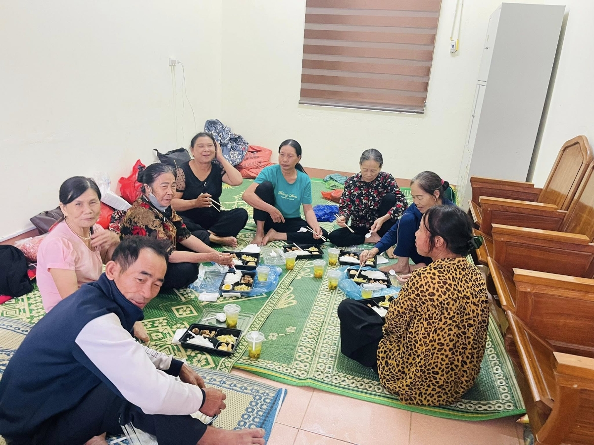 Bà Nguyễn Thị Hà, một người dân sơ tán, xúc động chia sẻ: “Đây là lần thứ hai tôi đi tránh bão. Được chính quyền quan tâm, chuẩn bị từ vật dụng cần thiết đến từng bữa ăn trong mưa gió, tôi thấy vững dạ hơn rất nhiều”.
