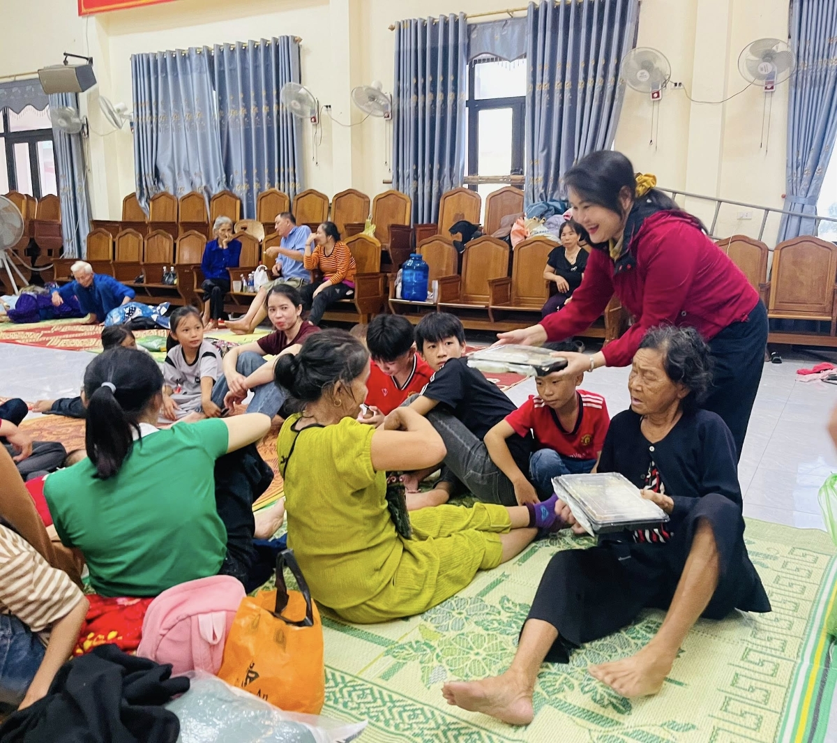 Ông Phan Văn Quang, Chủ tịch phường Sông Trí cho biết: “Chúng tôi đã chuẩn bị đầy đủ phản, chiếu, đồ ăn, nước uống cho bà con. Tối ngày 28/9, phường cũng nấu bữa cơm tập trung tại trụ sở UBND xã Kỳ Lợi (cũ) để mọi người yên tâm tránh bão”.