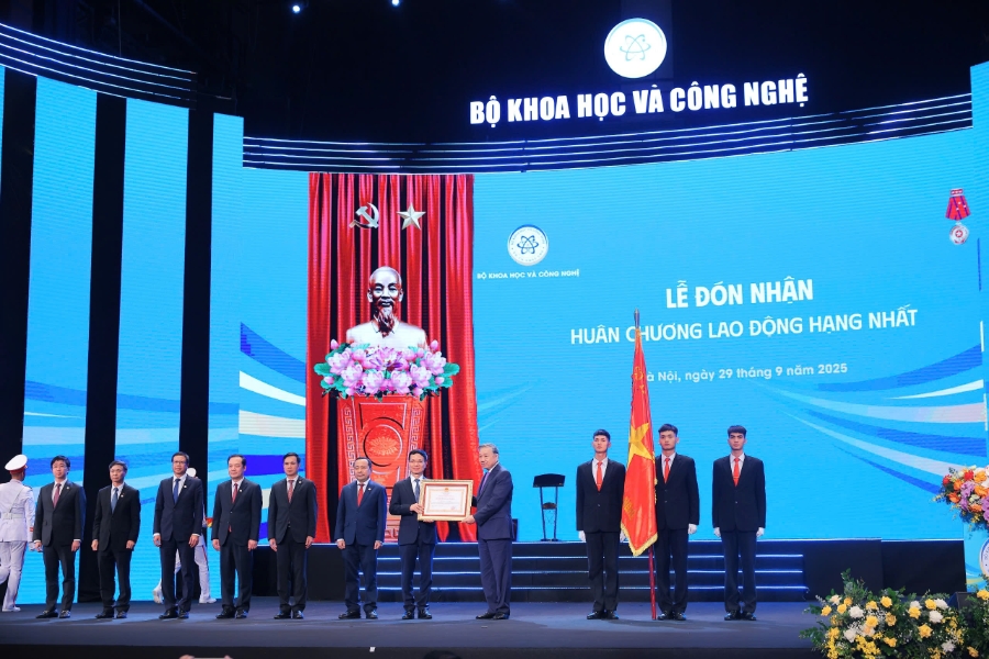 Tổng Bí thư Tô Lâm trao tặng bằng khen cho Bộ Khoa học và Công nghệ. 