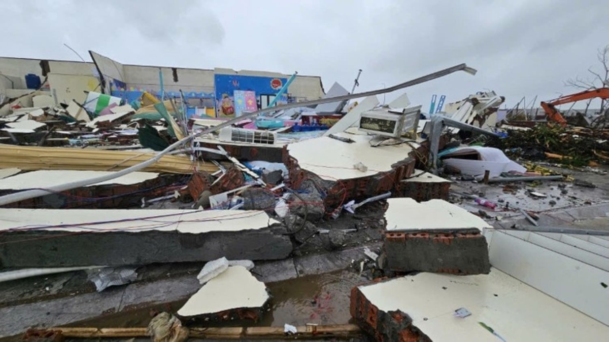 Nhà bị sập đổ do bão số 10.