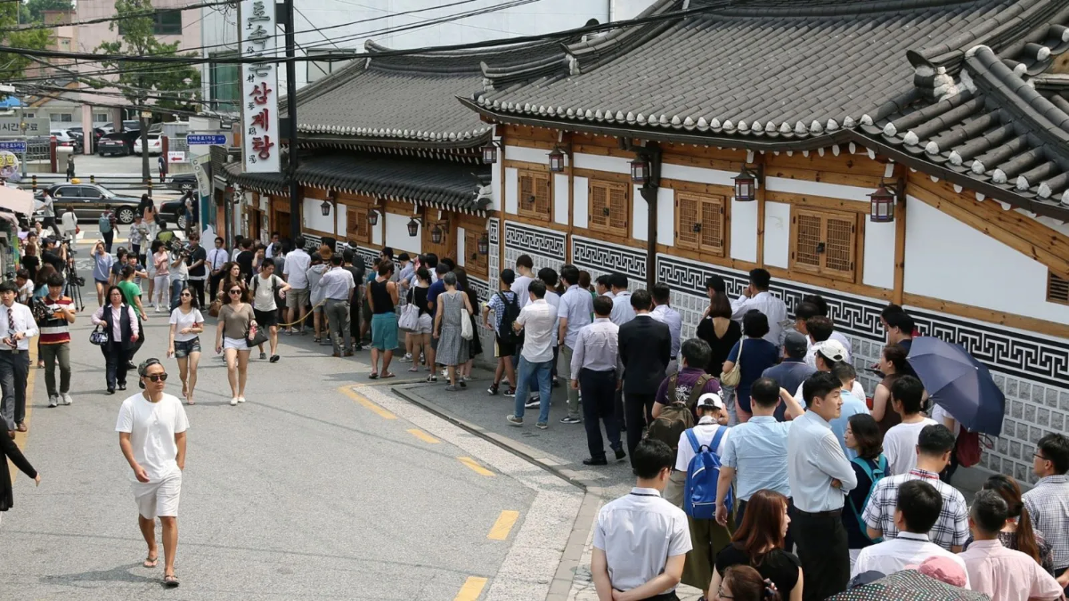 Du khách trẻ thích tìm đến các địa điểm quay những bộ phim Hàn Quốc.