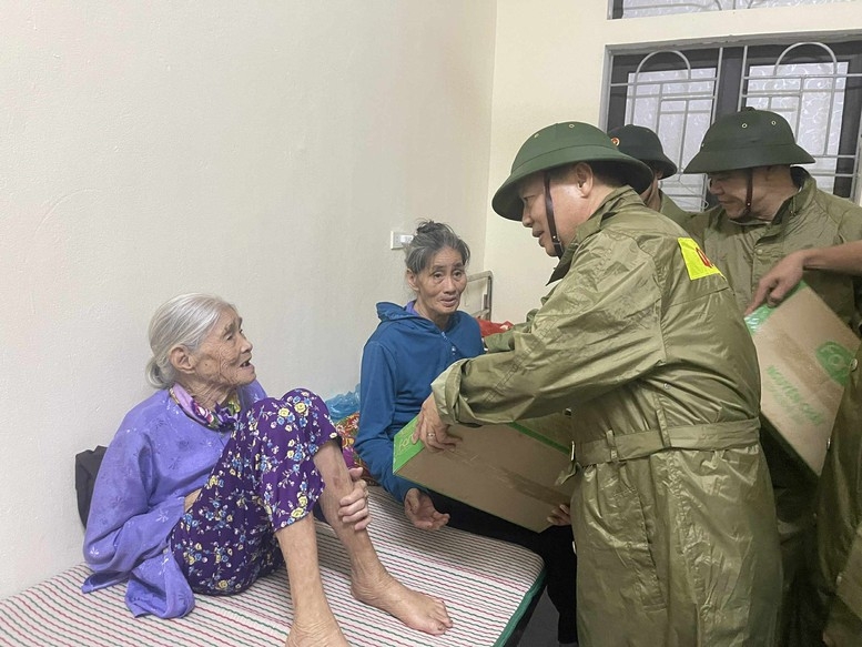 Tối ngày 28/9, tại nơi tránh trú bão số 10 của bà con phường Sông Trí, Hà Tĩnh, Phó Thủ tướng Chính phủ Trần Hồng Hà thăm hỏi và trao quà cho người dân.