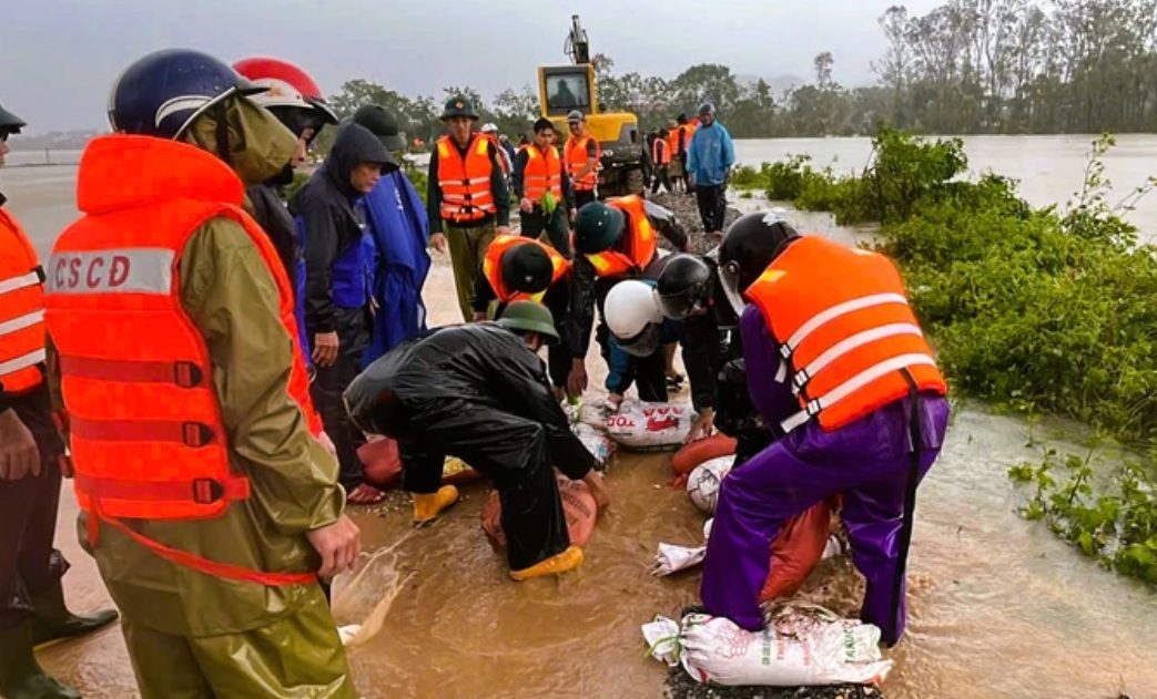 Ông Lê Thế Sơn, Chủ tịch Ủy ban nhân dân phường Ngọc Sơn cho biết, ngay từ 6 giờ sáng, phường đã huy động gần 300 người, bao gồm bộ đội, công an, dân quân tự vệ và lực lượng tại chỗ, tham gia xử lý sự cố.&nbsp;