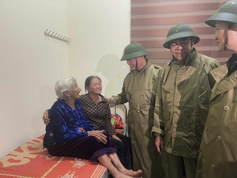 Phó Thủ tướng Trần Hồng Hà trò chuyện, động viên người dân tại điểm tránh trú bão của phường Sông Trí, tỉnh Hà Tĩnh&nbsp;