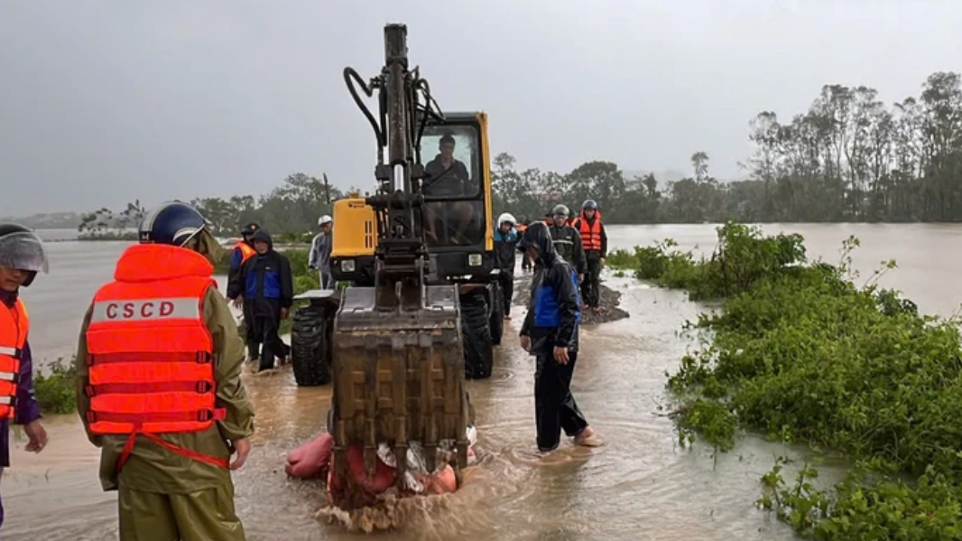 Để gia cố đê, địa phương đã huy động 40 xe ô tô chở đá hộc, cát, đưa vào bao tải để chèn, kết hợp biện pháp đóng cọc tre chống sạt lở, ngăn không cho nước tràn thêm.