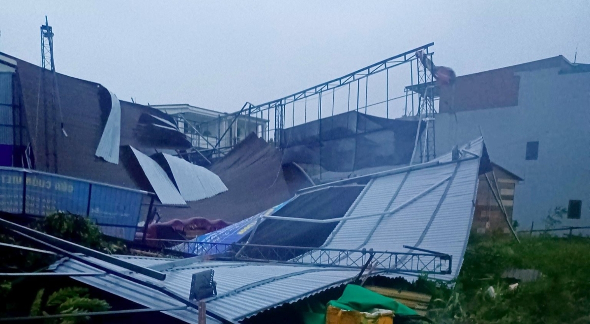 Cơ sở kinh doanh tại phường Vinh Hưng bị gió đánh sập