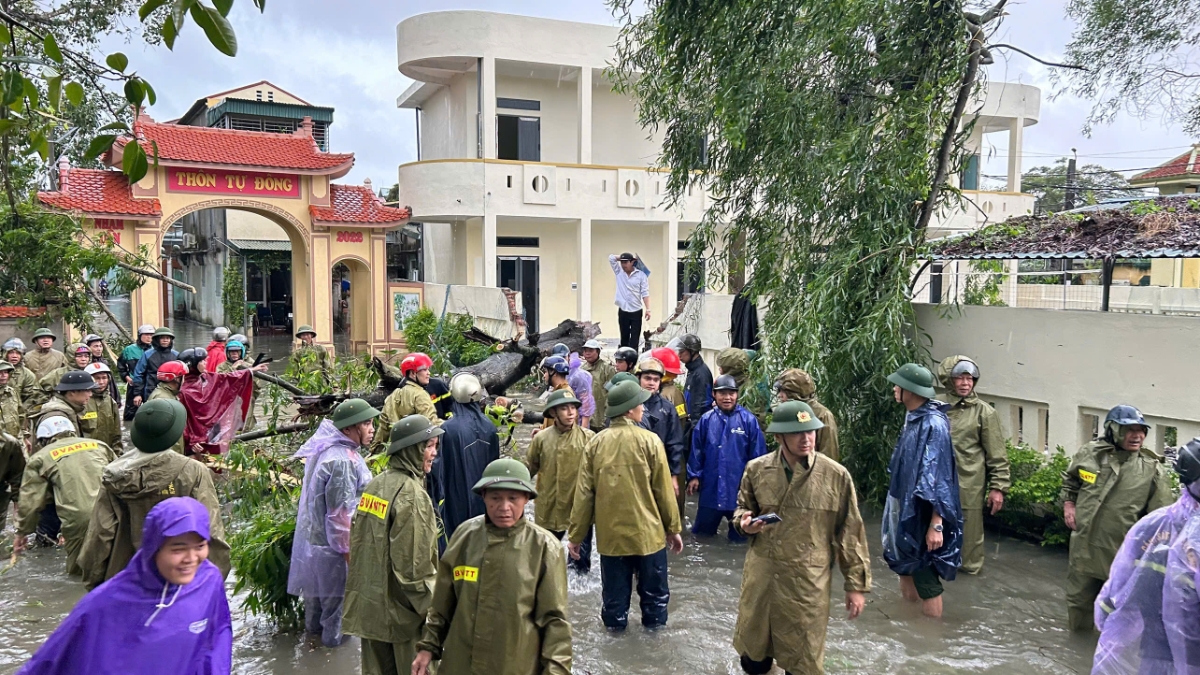 Chính quyền xã huy động lực lượng tại chỗ phối hợp cùng công an, dân quân và người dân khẩn trương khắc phục ban đầu.