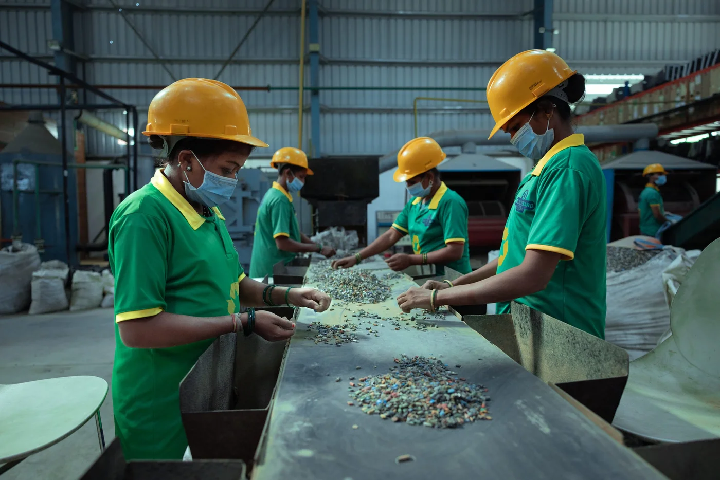 Công nhân tại RecycleKaro - Ảnh: Rest of world.