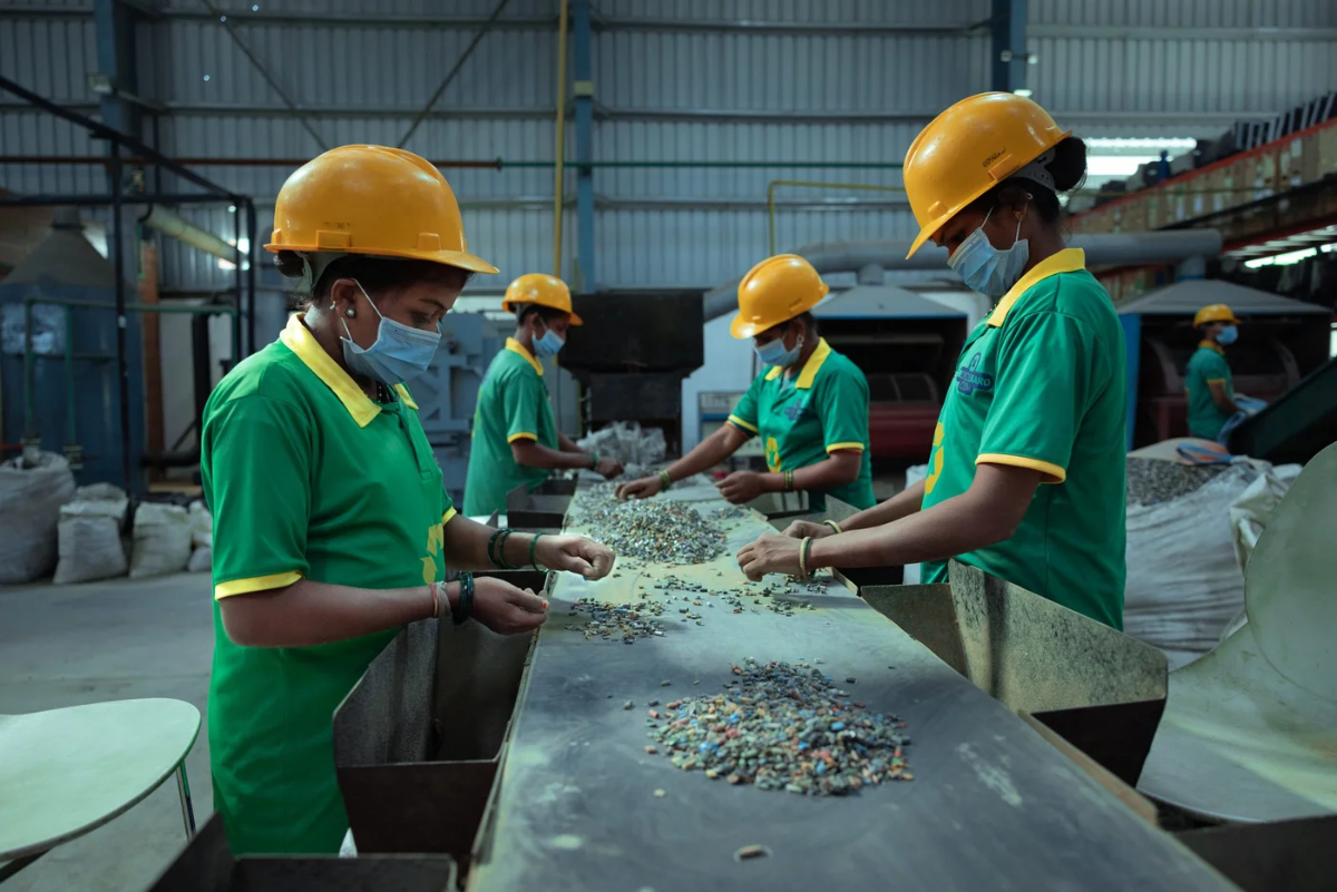 Công nhân tại RecycleKaro -&nbsp;Ảnh: Rest of world.&nbsp;
