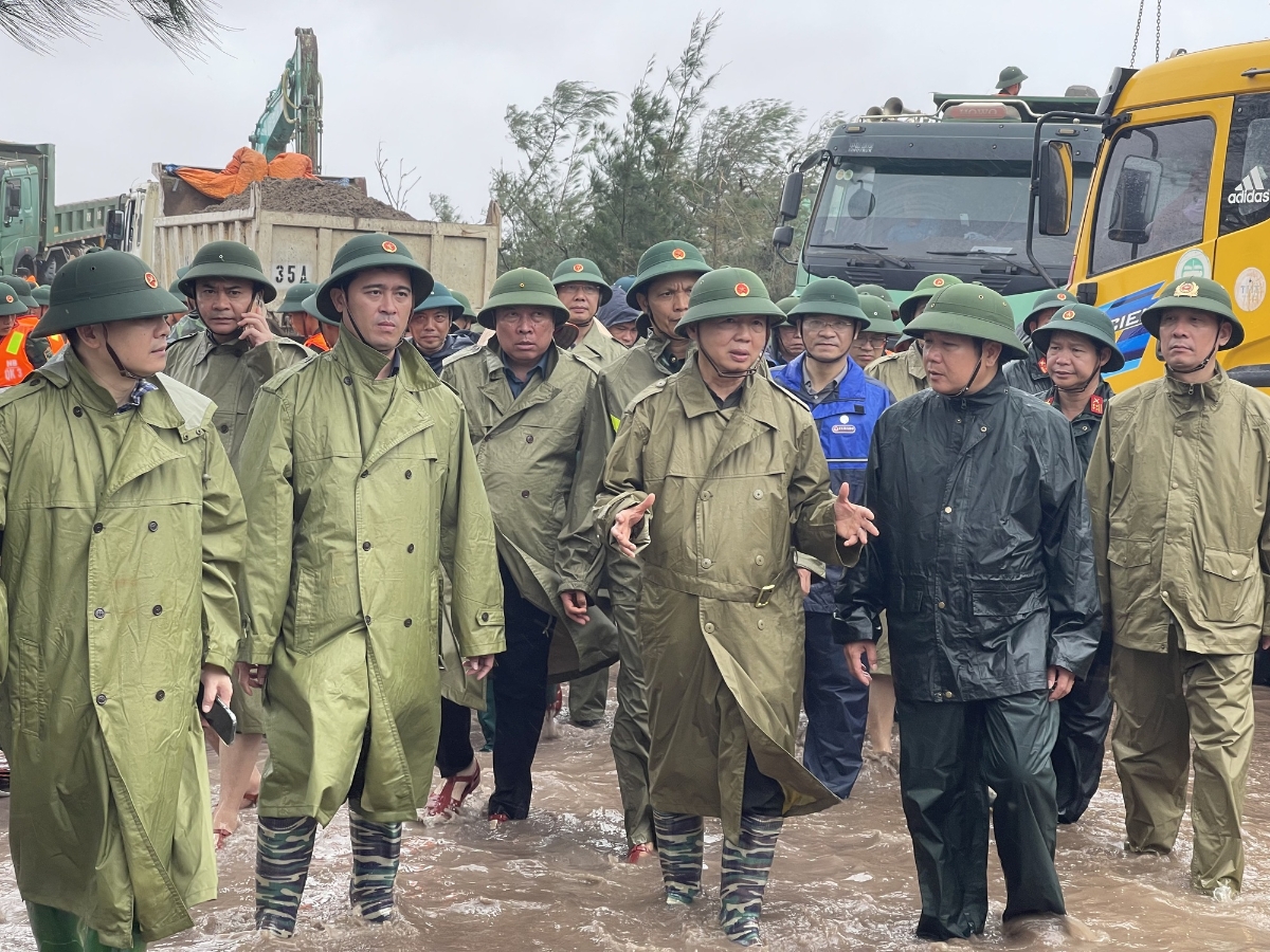 Phó Thủ tướng Trần Hồng Hà trực tiếp kiểm tra công tác khắc phục sự cố sạt lở, uy hiếp đến an toàn tuyến đê biển Thịnh Long