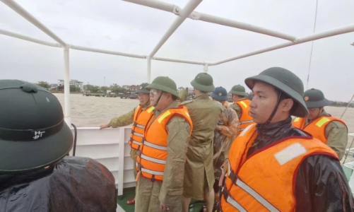 Quảng Trị khẩn trương tìm kiếm 12 người mất tích do bão số 10