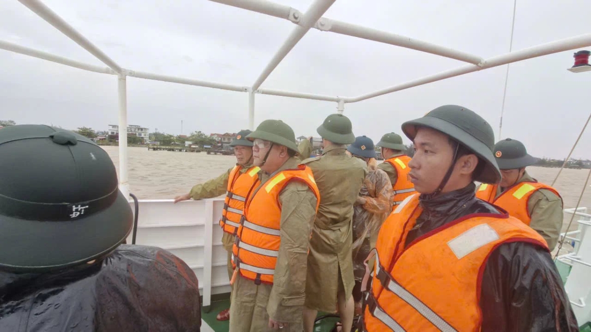 Chủ tịch UBND tỉnh Quảng Trị Trần Phong trực tiếp chỉ đạo lực lượng chức năng tìm kiếm ngư dân mất tích trên sông Gianh.