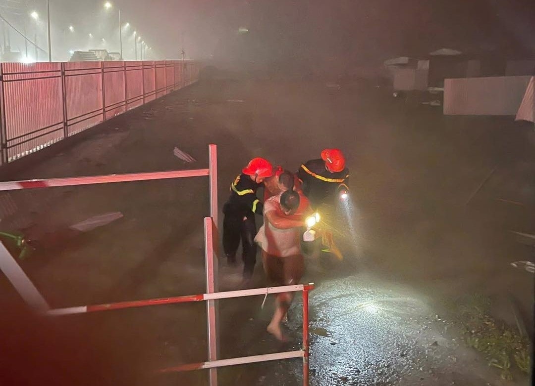 Cảnh sát PCCC&CNCH xuyên bão giúp dân