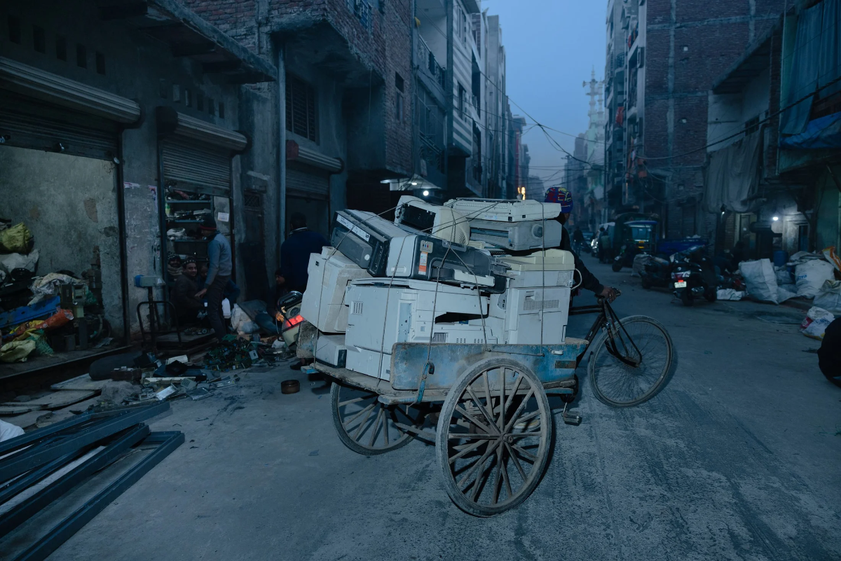 Một người kéo xe kéo vận chuyển các thiết bị điện tử bị loại bỏ -&nbsp;Ảnh:&nbsp;Rest of World.&nbsp;