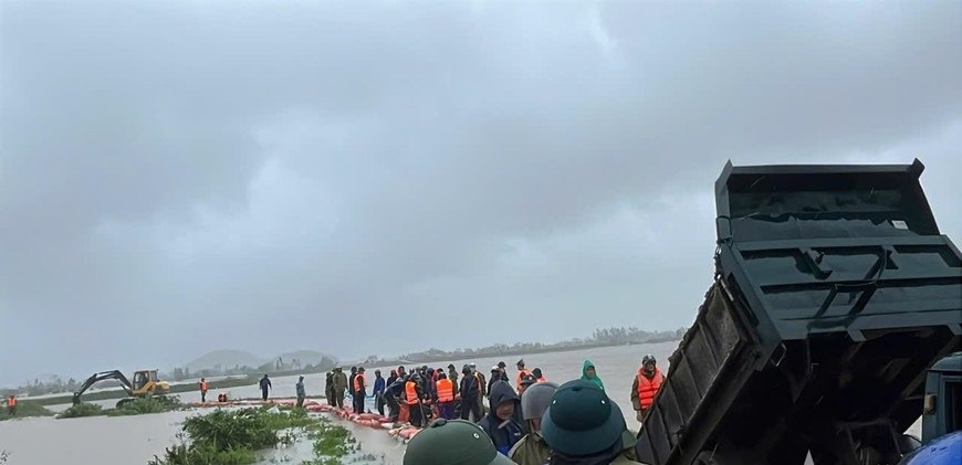 Các lực lượng khẩn trương đắp bao tải đất, cát để nâng cao mặt đê, bảo vệ an toàn cho 1.714 hộ dân với 8.600 nhân khẩu, hơn 758 ha đất sản xuất nông nghiệp và khoảng 30 ha nuôi trồng thủy sản ở Ngọc Sơn và các khu vực lân cận.