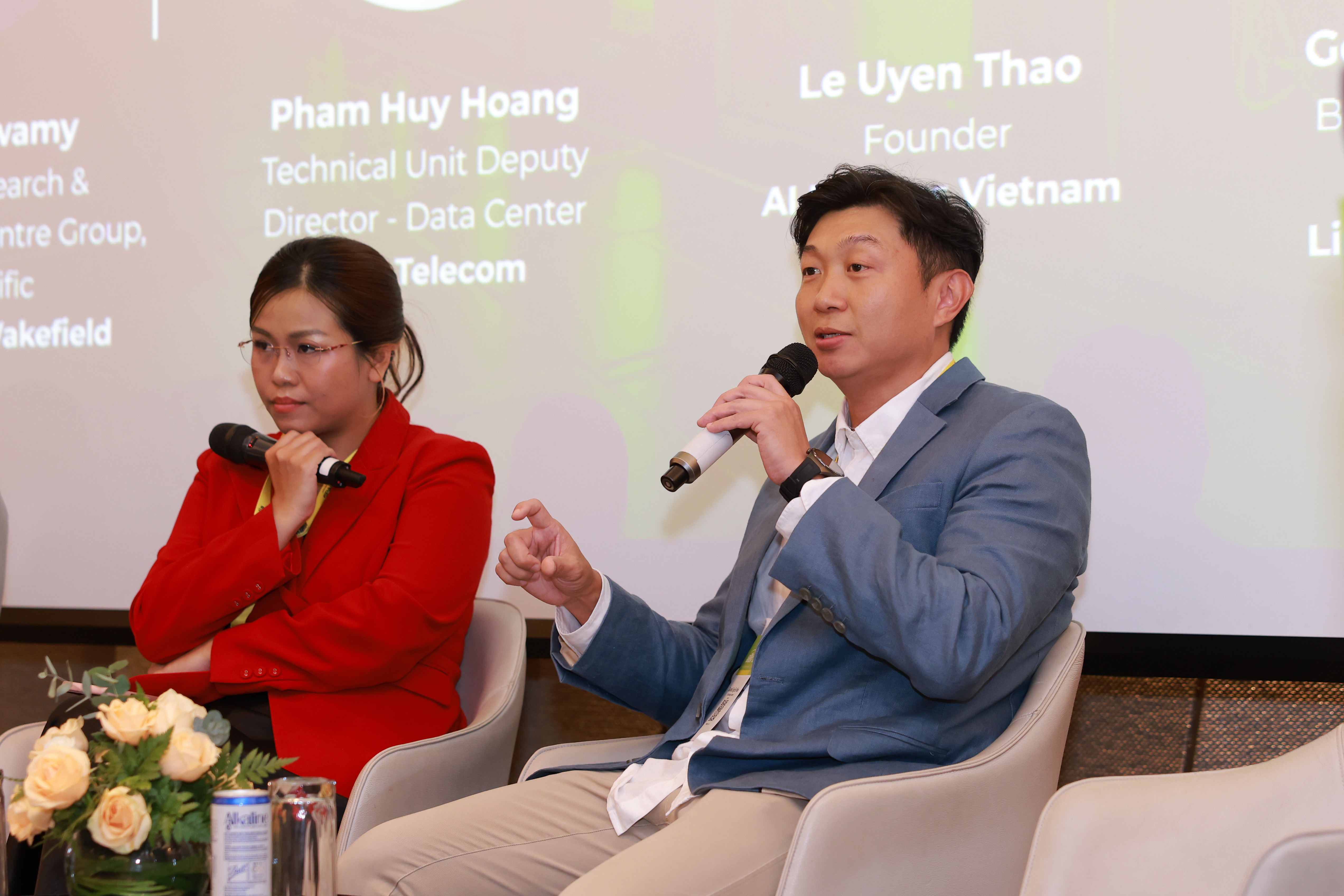 Ông Gerald Ling Sin Wee (phải), Giám đốc Phát triển Kinh doanh, Linkk Busway Systems, chia sẻ tại toạ đàm. Ảnh: w.media