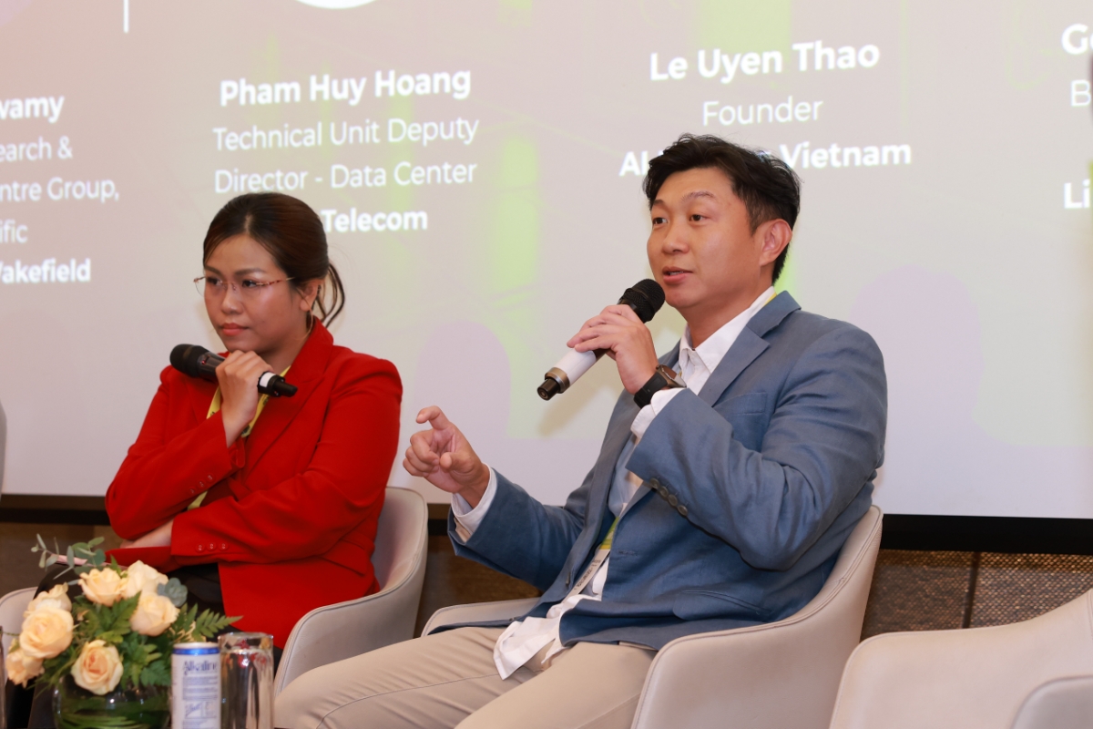 Ông Gerald Ling Sin Wee (phải), Giám đốc Phát triển Kinh doanh, Linkk Busway Systems, chia sẻ tại toạ đàm. Ảnh: w.media