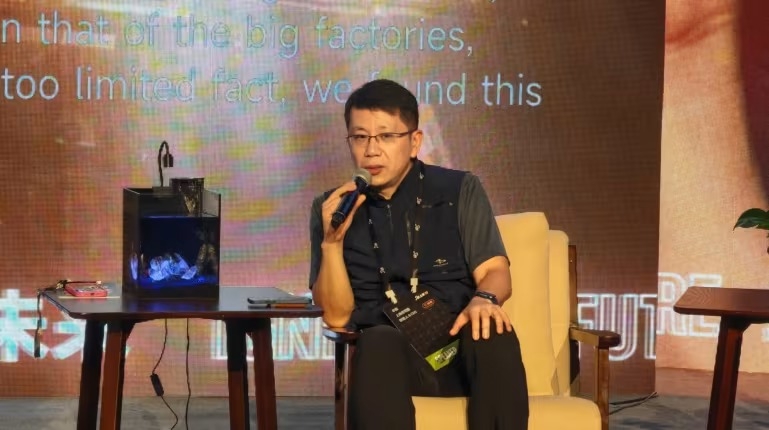 Doanh nhân Albert Hua đang nghiên cứu một thiết bị có thể gắn vào mặt sau của điện thoại thông minh và ghi lại các cuộc trò chuyện.