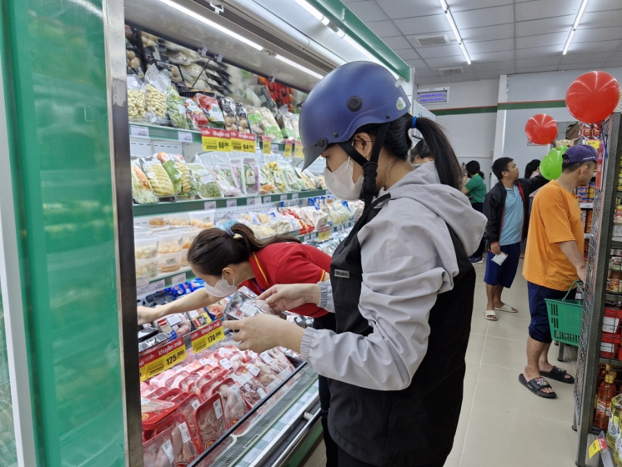 Tại những địa phương chịu ảnh hưởng của mưa bão, những mặt hàng thiết yếu đã được tăng nguồn cung lên gấp 2 - 3 lần bình thường. 