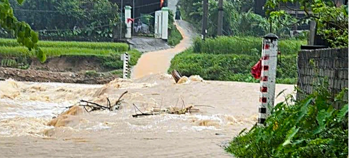 Mưa lớn khiến nhiều tuyến đường tại vùng núi phía Tây Nghệ An bị chia cắt.