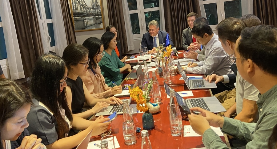 Cao ủy Thương mại Liên minh châu Âu Maroš Šefčovič gặp mặt báo chí.