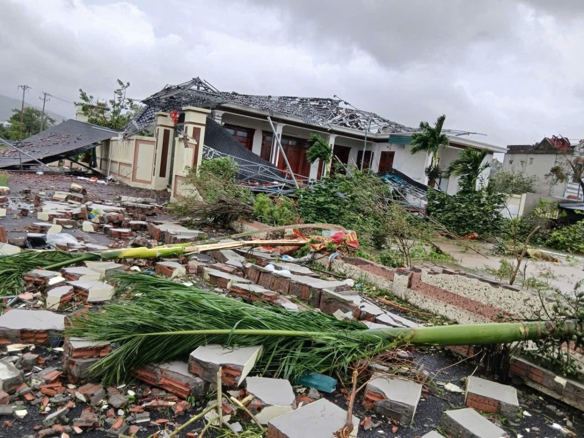 Hàng trăm ngôi nhà ở xã Hoằng Phú, Thanh Hoá bị hư hỏng nặng