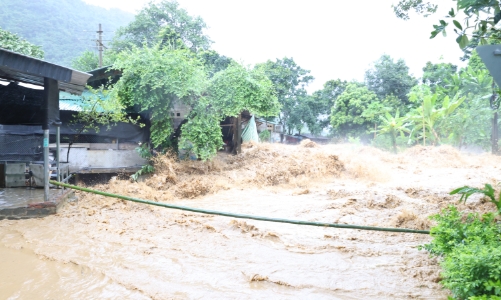 [Video]: Lũ quét tràn về xã miền núi Thanh Hoá