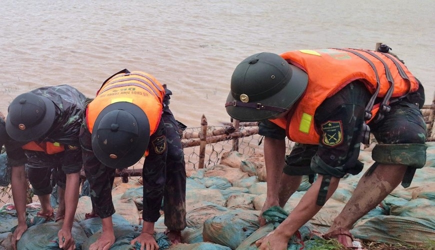 Trước tình hình nguy cấp, Bộ Chỉ huy Quân sự tỉnh Thanh Hóa đã huy động gần 200 cán bộ, chiến sĩ thường trực của Trung đoàn 762, Ban Chỉ huy Phòng thủ Khu vực 1 - Triệu Sơn cùng dân quân tự vệ đến hiện trường phối hợp cùng chính quyền địa phương xử lý.