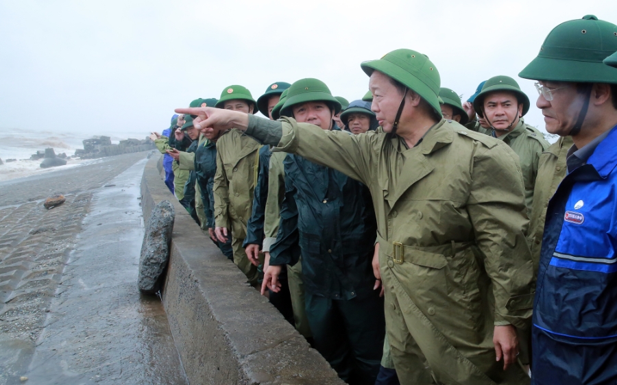 Phó Thủ tướng nhấn mạnh yêu cầu phải tính toán giải pháp lâu dài, bảo đảm an toàn bền vững cho tuyến đê 