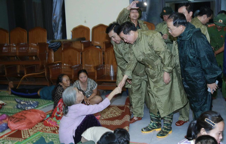Phó Thủ tướng trò chuyện, động viên người dân tại điểm tránh trú bão của phường Sông Trí, tỉnh Hà Tĩnh