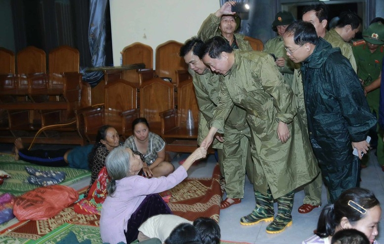 Phó Thủ tướng trò chuyện, động viên người dân tại điểm tránh trú bão của phường Sông Trí, tỉnh Hà Tĩnh