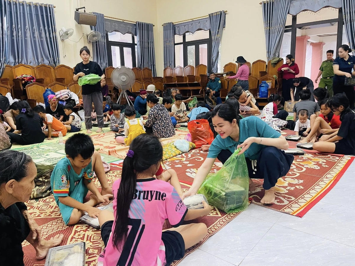 Tại phường Sông Trí, 1.000 người dân ở tổ dân phố Hải Phong 1, Hải Phong 2 và tổ dân phố Hải Thành đến Trạm Y tế và trụ sở ủy ban cũ để đảm bảo an toàn.