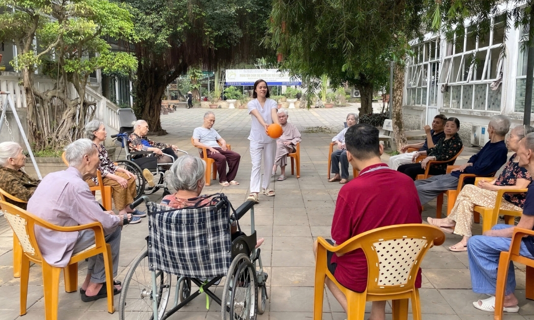 Chăm sóc người cao tuổi tại 1 trung tâm dưỡng lão tư nhân (ảnh minh họa)