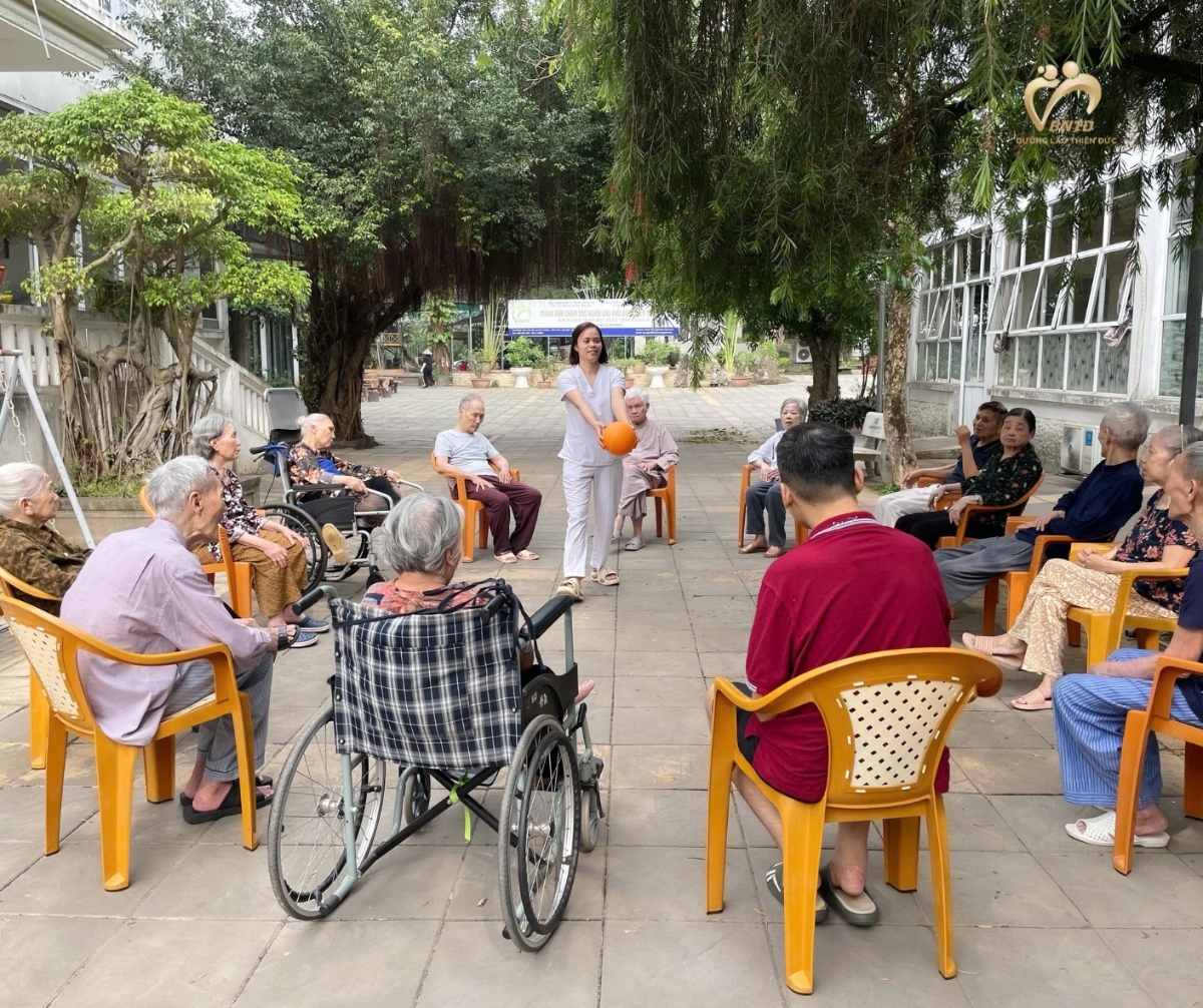 Chăm sóc người cao tuổi tại 1 trung tâm dưỡng lão tư nhân (ảnh minh họa)