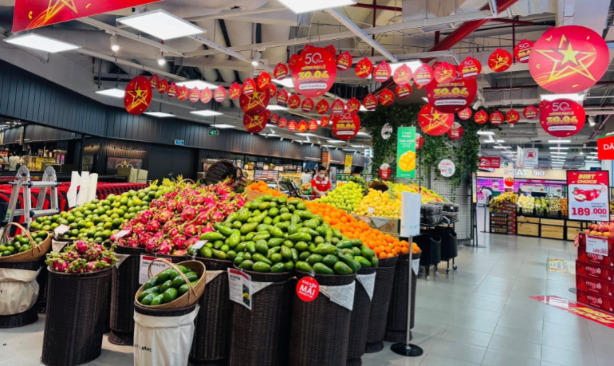 Hàng hoá tươi sống như rau củ và thịt cá được nhập nhiều hơn so với ngày thường để đáp ứng nhu cầu của người dân.